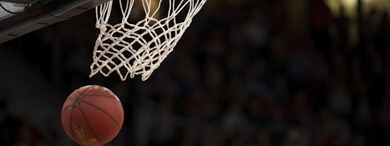 学校体育课上青少年通过大屏幕学习世界杯足球战术