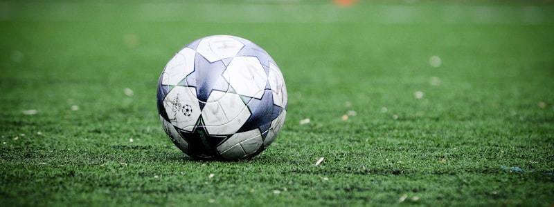 足球爱好者在家中舒适地使用平板电脑浏览世界杯新闻资讯