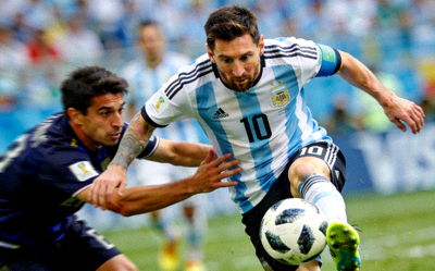 世界杯球星梅西带球突破防守球员的瞬间特写